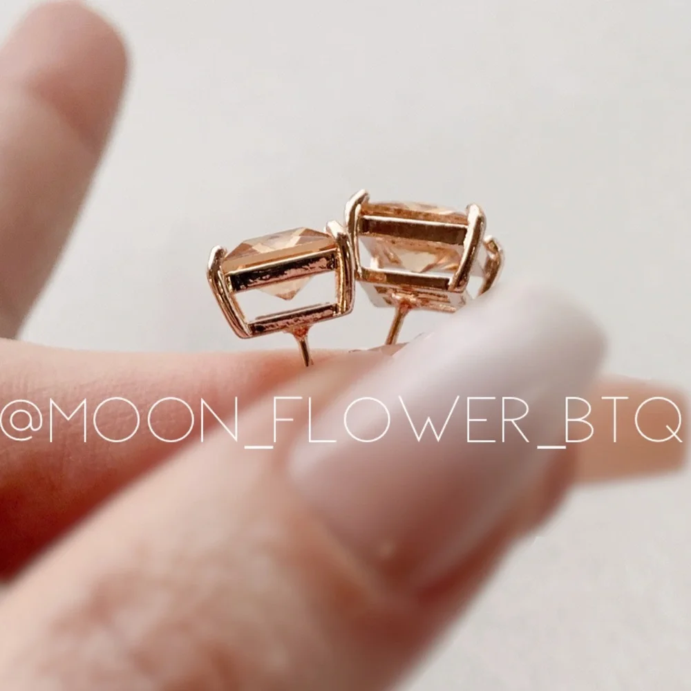 18k Rose Gold Square Stud Earrings - Picture 4 of 7